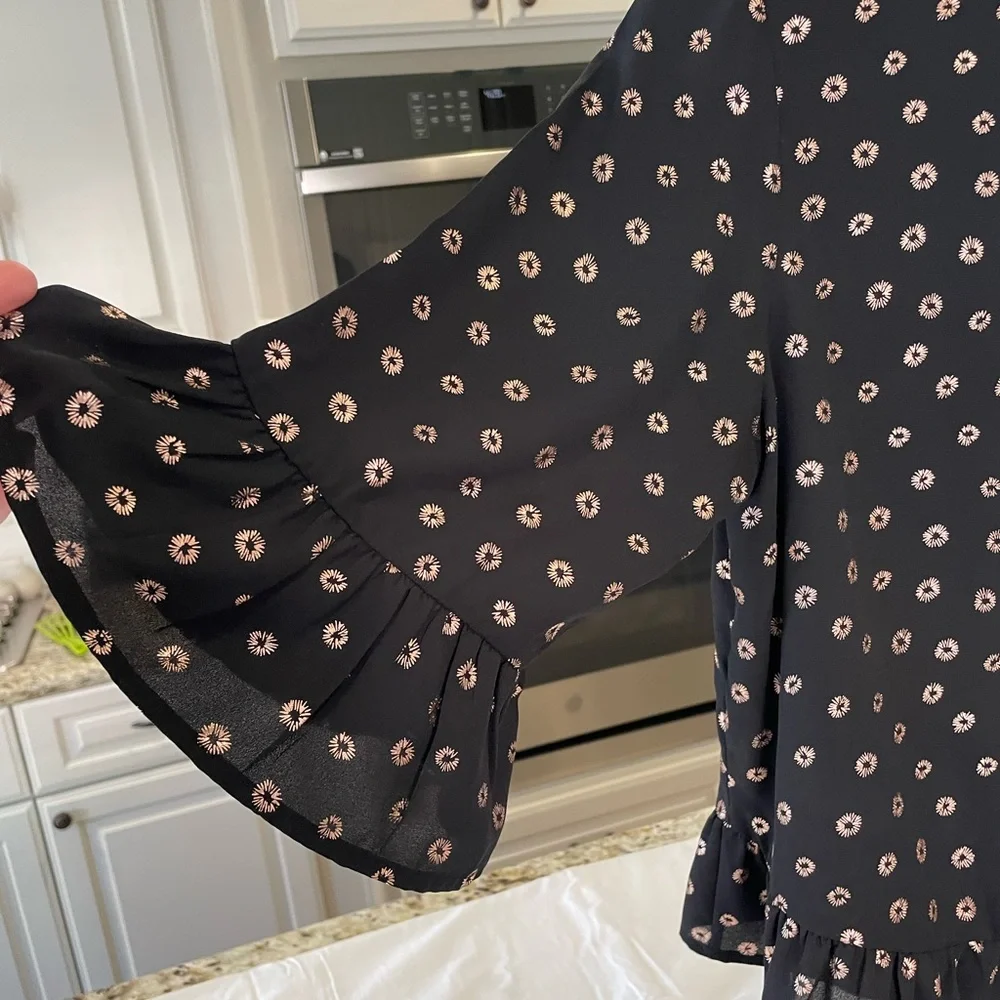 W5 adorable top with great sleeves, lightweight‎ condition slightly cropped